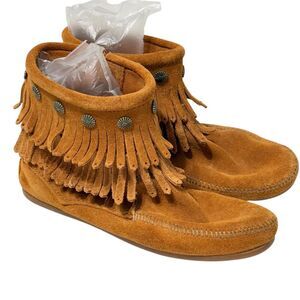Minnetonka Womens Double Fringe Suede Studded Moccasin Boots Side Zip Sz 7 Tan
